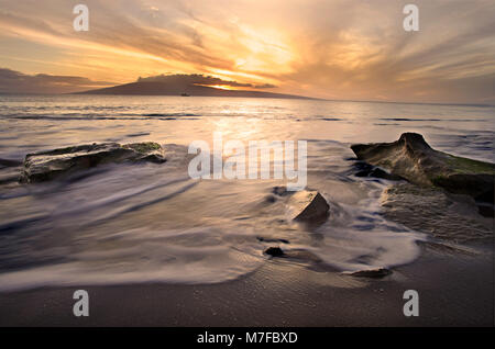 La vue de la plage de sable à Waihikuli avec le soleil sur l'île de Lanai, Hawaii. Banque D'Images