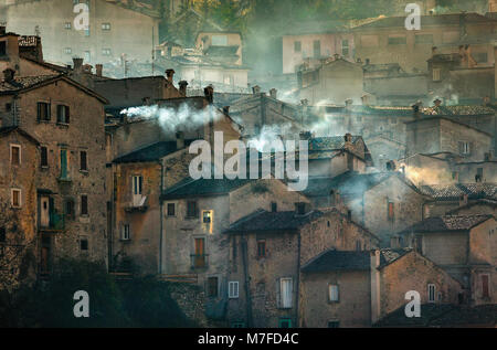 De la fumée sort des cheminées des maisons le matin dans l'ancien village de montagne de Scanno.Scanno, province de l'Aquila, Abruzzes, Italie Banque D'Images