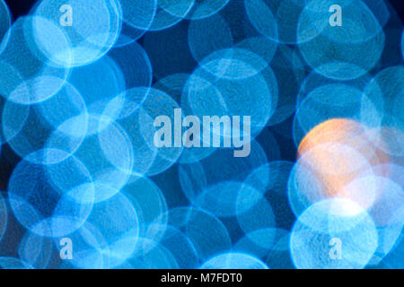 Arrière-plan flou bleu néon, big, avec quelques cercles bokeh points orange, motif texture Banque D'Images