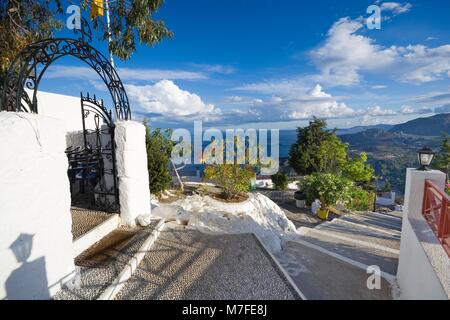 Portail d'entrée de Tsampika Monastery - monastère orthodoxe situé sur le dessus de craggy rock sur la côte orientale de l'île de Rhodes, Grèce Banque D'Images