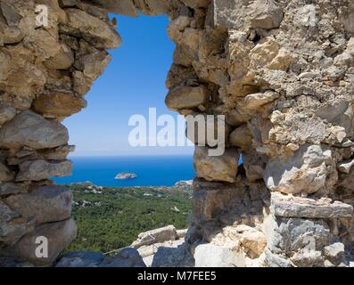 Vue du château construit par les Chevaliers de Saint John le haut de craggy rock sur la côte ouest de l'île de Rhodes, Grèce, Monolithos Banque D'Images