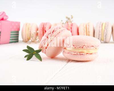 Macarons colorés, coloré, dessert français français traditionnels macarons colorés dans une des lignes dans une boîte Banque D'Images
