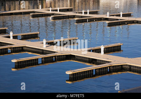 Les quais vides à la marina du Vieux Port de Montréal à l'automne, au Québec, Canada. Banque D'Images