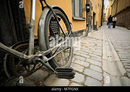 Vieux vélo garé dans une allée de Gamla Stan, Stockholm, Suède Banque D'Images