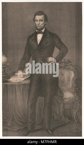 Ce portrait en pied d'Abraham Lincoln, pris par Joseph Verner Reed en 1949, représente le 16e président des États-Unis dans un costume, mettant en valeur sa tenue officielle pendant son mandat. Banque D'Images