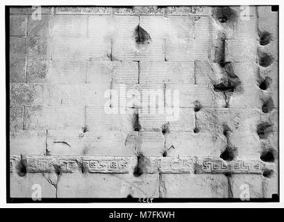 Un gros plan des inscriptions latines et grecques sur le temple d'Auguste César à Ankara, en Turquie, soulignant son importance historique et culturelle. Banque D'Images