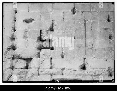 Cette image capture le temple d'Auguste César à Ankara, en Turquie, avec une vue rapprochée de son inscription latine, soulignant son importance historique et architecturale. Banque D'Images