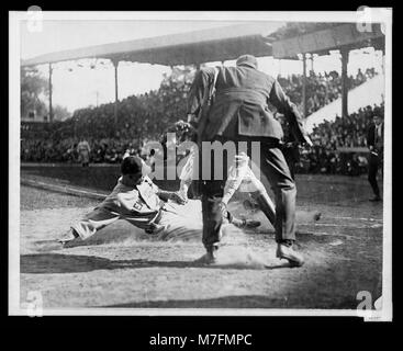 Juge-arbitre s'apprête à faire l'appel comme catcher tag s'applique à New York Yankee joueur ballon glissant dans la plaque au cours d'un match de baseball RCAC2005676980 Banque D'Images