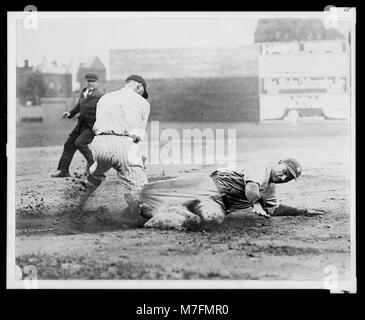 Montres juge-arbitre que New York Yankee player coulisse dans l'avant de la base de la variable au cours d'un match de baseball avec Washington RCAC2005676965 Banque D'Images