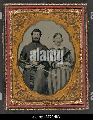 Photographie d'un soldat non identifié dans un uniforme de sergent de l'Union, tenant une épée de modèle 1840 NCO, à côté d'une femme non identifiée. Banque D'Images