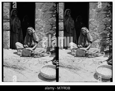 Différents types, etc. Woman making panier de paille. LOC.05309 matpc Banque D'Images