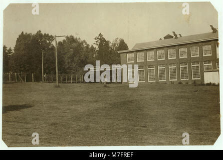 Vue sur le chêne blanc Cotton Mills, Greensboro, NC, montrant le bel emplacement de l'usine, sa propriété bien entretenue, et les bonnes conditions de logement. LOC.02678 clb Banque D'Images