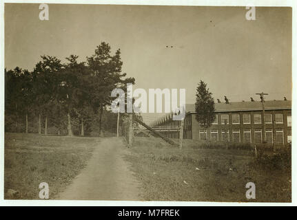 Vue sur le chêne blanc Cotton Mills, Greensboro, NC, montrant le bel emplacement de l'usine, sa propriété bien entretenue et les bonnes conditions de logement. LOC.02680 clb Banque D'Images