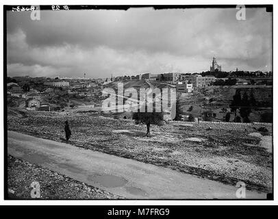 Une vue panoramique depuis l'église d'André, regardant vers Jérusalem depuis le sud. L'image capture le paysage et les caractéristiques historiques de la ville, offrant un aperçu de ses structures emblématiques et de ses monuments culturels. Banque D'Images
