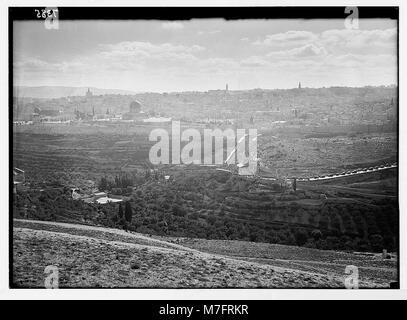 Une vue historique de Jérusalem depuis le Mont des oliviers, avec le site de Nebi Musa au premier plan et la foule à la porte d'Étienne, mettant en valeur l'importance culturelle et religieuse de la ville. Banque D'Images