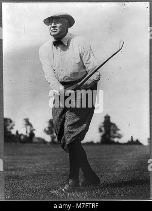 Un portrait en pied de Warren G. Harding, le 29e président des États-Unis, représenté dans une position détendue tout en balançant un club de golf. Banque D'Images