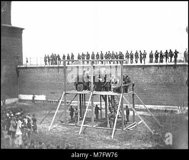Le général John F. Hartranft lit l'arrêt de mort aux conspirateurs sur l'échafaudage à Washington, D.C. un moment important au lendemain de l'assassinat de Lincoln. Banque D'Images