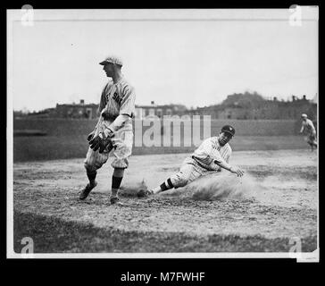 Bucky Harris des Sénateurs à Washington, coulissante comme il vole avec succès la troisième base dans la 7e manche d'un match contre les Red Sox de Boston ; troisième but Joe Dugan regarde la RCAC2005676974 sur roulement à billes Banque D'Images