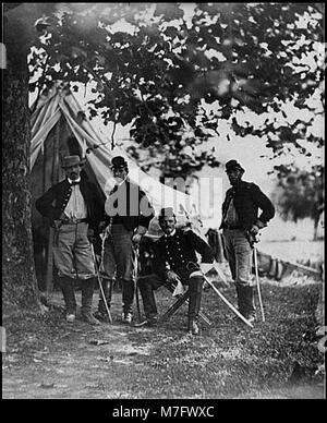 Une photographie montrant le colonel William W. Averell du 3rd Pennsylvania Cavalry et son état-major à Westover Landing, en Virginie. L'image reflète la présence militaire pendant la période de la guerre de Sécession. Banque D'Images