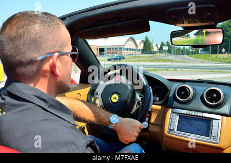 Gros plan sur l'homme dans la conduite Ferrari California. Banque D'Images