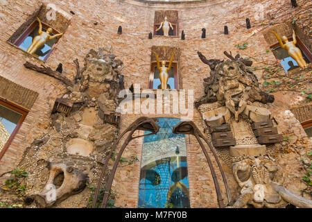 FIGUERES, ESPAGNE-17 juillet 2017 : La Cour d'honneur du Musée Dali en Espagne. Le Dali Theatre et musée est un musée de l'artiste Salvador Dali dans Banque D'Images