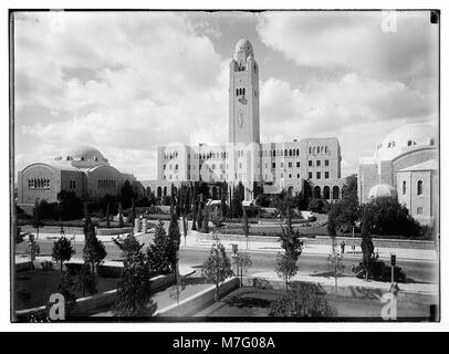 Cette photographie montre une vue du bâtiment du YMCA depuis l'hôtel King David à Jérusalem. La scène capture un effet de nuage dramatique dans le ciel, améliorant la vue sur le paysage urbain et les bâtiments, en mettant l'accent sur la conception architecturale du YMCA. Banque D'Images