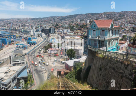 Vue sur la ville historique de la ville de Valparaiso, au Chili. Les maisons colorées et la rue agitée à Valparaiso. C'est le plus important port maritime au Chili Banque D'Images