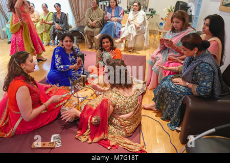 Le chant des femmes indiennes (GON) mariage sangeet avant de brides house Banque D'Images