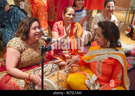 Le chant des femmes indiennes (GON) mariage sangeet avant de brides house Banque D'Images