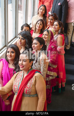 Les clients en attente de l'arrivée des gurdwaras mariés à un mariage sikh indien Banque D'Images