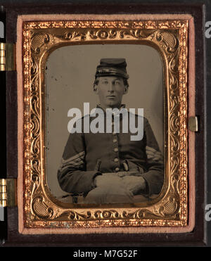 Portrait d'un soldat non identifié portant un uniforme de sergent de l'Union, représentant l'armée américaine pendant la guerre de Sécession. L'image sert de registre historique du personnel militaire de cette époque. Banque D'Images