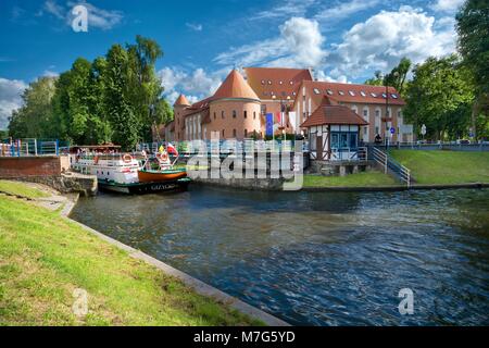 GIZYCKO, Pologne - 07 juillet : quatre étoiles hôtel Saint Bruno faite à l'époque médiévale du château des chevaliers teutoniques et pont tournant sur le Canal Luczanski sur Juillet 07, 20 Banque D'Images