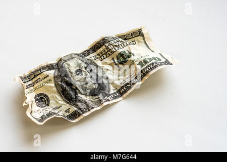Cent dollars froissé sur un fond blanc Banque D'Images