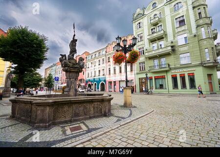 SWIDNICA, POLOGNE - Juillet 05, 2017 : Fontaine et tènements bourgeois à la place du marché de la vieille ville de Swidnica, Basse Silésie Banque D'Images