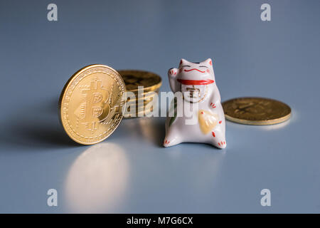 Maneki-neko avec des bitcoins Banque D'Images