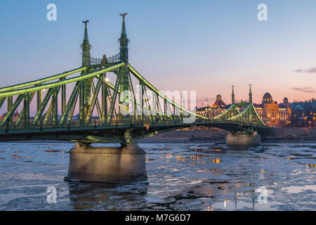 La liberté (Szabadság) Pont sur le Danube à Budapest en hiver Banque D'Images