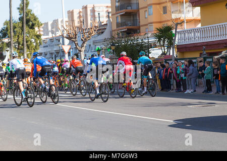 Les coureurs non identifiés participent à la course cycliste de début dans la Vuelta. Banque D'Images