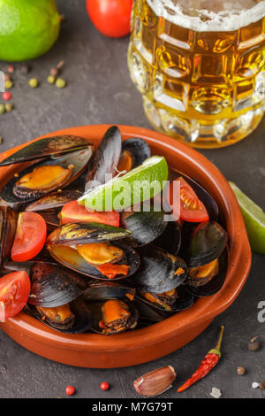 Les moules en coquilles avec tomates et sauce épicée de piments et l'ail. Délicieux en-cas à la bière. Des plats méditerranéens. Selective focus Banque D'Images