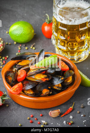 Les moules en coquilles avec tomates et sauce épicée de piments et l'ail. Délicieux en-cas à la bière. Des plats méditerranéens. Selective focus Banque D'Images