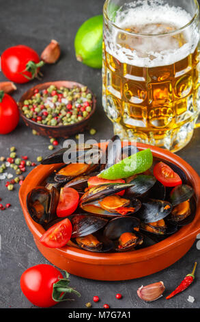 Les moules en coquilles avec tomates et sauce épicée de piments et l'ail. Délicieux en-cas à la bière. Des plats méditerranéens. Selective focus Banque D'Images