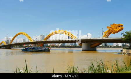 Pont du Dragon dans la ville de Danang. Le Vietnam. Banque D'Images