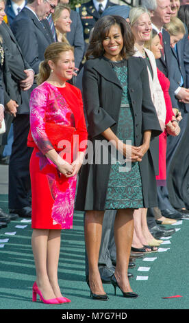 La Première Dame Michelle Obama, droite, et Mme Sophie Trudeau GrÈgoire de Canada, à gauche, à l'écoute que leur mari faire des remarques au cours d'une cérémonie d'arrivée de la visite officielle du Premier ministre du Canada, Justin Trudeau et Mme Trudeau sur la pelouse Sud de la Maison Blanche à Washington, DC, le 10 mars, 2016. Credit : Ron CNP/MediaPunch / Sachs Banque D'Images