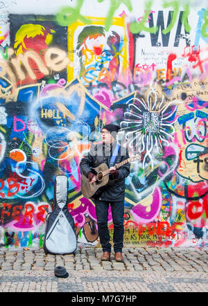 Musicien ambulant au John Lennon Wall à Prague, République Tchèque Banque D'Images