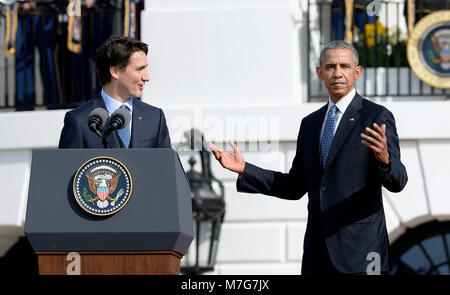 Justin Trudeau, premier ministre du Canada fait des commentaires comme le président des États-Unis Barack Obama a l'air dans le cours d'une cérémonie de bienvenue à la Maison Blanche pour une visite officielle le 10 mars 2016 à Washington D.C., Crédit : Olivier Douliery / Piscine via CNP/MediaPunch Banque D'Images