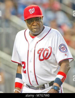 Nationals de Washington manager Dusty Baker (12) retourne à l'étang-réservoir après avoir exprimé son mécontentement à l'arbitre Bob Davidson après Anthony Davidson éjecté de la partie Rendon à plaider dans les appels de grève dans la douzième manche contre les Cubs de Chicago au Championnat National Park de Washington, D.C. le mercredi, Juin 15, 2016. Les nationaux a gagné le match 5 - 4 en 12 manches. Credit : Ron Sachs / CNP/MediaPunch ***POUR UN USAGE ÉDITORIAL UNIQUEMENT*** Banque D'Images