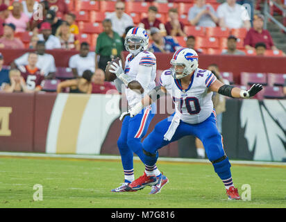 Buffalo Bills quarterback Tyrod Taylor (5) a l'air d'adopter en tant que projets center Eric Wood (70) défend pour lui dans l'avant-saison contre les Redskins de Washington à FedEx Field à Landover, Maryland le Vendredi, 26 août, 2016. Les Redskins a gagné le match 21 - 16. Credit : Ron Sachs / CNP/MediaPunch ***POUR UN USAGE ÉDITORIAL UNIQUEMENT*** Banque D'Images