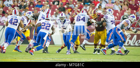 Buffalo Bills quarterback Tyrod Taylor (5) ressemble à main aux projets d'utiliser de nouveau Reggie Bush (22) au premier trimestre de l'action de match pré-saison contre les Redskins de Washington à FedEx Field à Landover, Maryland le Vendredi, 26 août, 2016. D'autres joueurs sur la photo, de gauche à droite : des projets de fullback Jerome Felton (42), les projets de tight end Nick O'Leary (84), les projets de lutte contre Cyrus Kouandjio (71), Bush, Taylor, projets de protection offensive Richie Incognito (64), l'ailier défensif des Redskins (64) Kedric Golston, projets de protection offensive John Miller (76), et les projets de center Eric en bois (70). Les Redskins a gagné le match 21 Banque D'Images