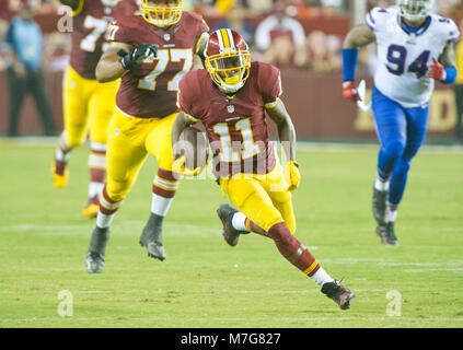 Redskins de Washington le receveur DeSean Jackson (11) porte la balle pour un gain de temps après avoir fait une réception dans le deuxième trimestre de la pré-saison match contre les Bills de Buffalo au FedEx Field à Landover, Maryland le Vendredi, 26 août, 2016. Les Redskins a gagné le match 21 - 16. Credit : Ron Sachs / CNP/MediaPunch ***POUR UN USAGE ÉDITORIAL UNIQUEMENT*** Banque D'Images