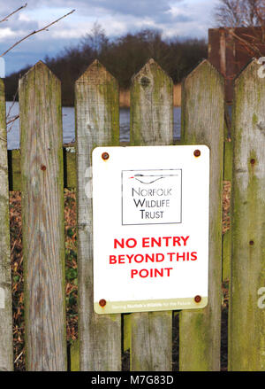 Une vue d'une entrée de sécurité Pas de signe sur l'Ranworth vaste réserve naturelle sur les Norfolk Broads à Ranworth, Norfolk, Angleterre, Royaume-Uni, Europe. Banque D'Images