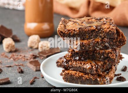 Brownie. Des gâteaux au chocolat et caramel. American dessert. Selective focus Banque D'Images